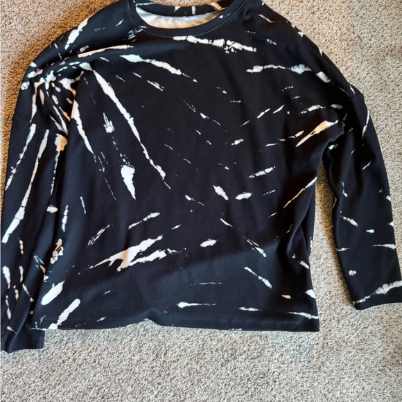 Handmade Sweaters - Elegant Black and White Tie-Dye Crew Neck Sweater